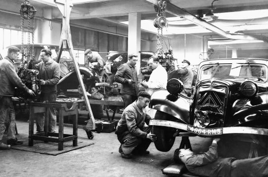 Citroën "Traction" ist
beliebt bei Deutschen und bei der französischen Gestapo
1940-1944 Citroën "Traction" ist
beliebt bei Deutschen und bei der französischen Gestapo
1940-1944