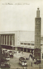 Le Havre, Bahnhof mit Tram und Uhrturm
                            1935