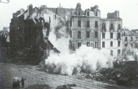 Le Havre, die Fassade des Hauses mit der
                          Bijouteri Milliaud wird abgerissen, 16.9.1941