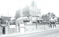 Le Havre, Bunker am Boulevard Albert I.
                            mit aufgesetzter Hausfassade als Tarnung 01
                            1943