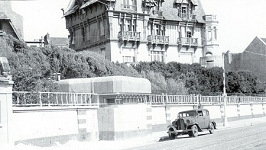 Le Havre, Bunker am Boulevard Albert I.
                            in Gartenmauer integriert mit aufgemalten
                            Ecksteinen 1943