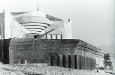 Le Havre, kathedralenartiger Bunker im
                            Quartier Nice Havrait mit Flak 1943