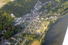 Schloss La-Roche-Guyon, Luftaufnahme
                              mit Garten und Seine