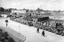 GB Wagenkolonne vor der Einschiffung,
                              Mai 1944 ca.
