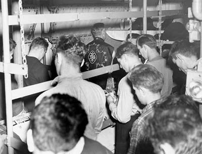 6.6.1944 Betende Soldaten auf
                  einem K�stenlandungsschiff (Landing Craft Infantry
                  Large, LCIL) auf der �berfahrt