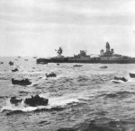 6.6.1944 Sturmboote auf dem Weg zum Strand
                      Omaha, USS Augusta im Hintergrund