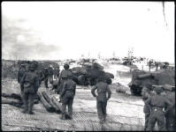 6.6.1944 Strand Juno, kanadische
                              Truppen landen mit Panzern