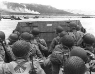 6.6.1944 Strand Omaha, erste
                              Landungswelle, Soldaten im Boot
                              (seekrank)