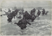 6.6.1944 Strand Omaha, erste
                              Landungswelle, Soldaten waten 02
                              (seekrank)