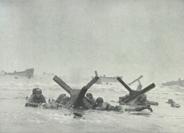 6.6.1944 Strand
                                                  Omaha? erste Landung,
                                                  Deckung hinter
                                                  Hindernissen