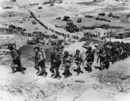 6.6.1944, Strand Omaha, zweite
                              Landungswelle, Soldatenschlange
