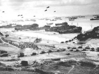 6.6.1944 Strand Omaha, zweite
                              Landungswelle, Panzerentladung unter
                              Fesselballons