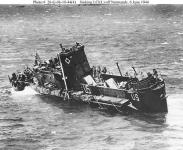 6.6.1944 Strand Omaha, zweite
                              Landungswelle, ein
                              "US"-K�stenwachboot ist
                              getroffen und schief
