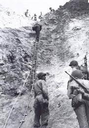 6.6.1944 Strand Omaha, Pointe du Hoc,
                              Leiterklettern