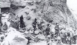 6.6.1944 Strand Omaha, Pointe du
                              Hoc, Klippenlager mit Fahne