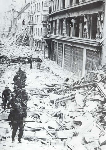 Ca�n in Ruinen 01 Strasse mit
                            Schuttbergen mit kanadischen Truppen
                            9.6.1944