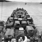 "US"-Lastschiff mit
                              Lastwagen mit "US"-Stern, Juni
                              1944ca.
