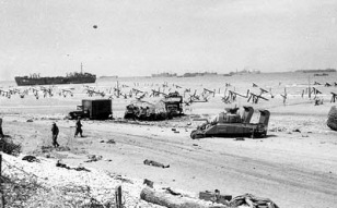 6.6.1944 Strand Omaha am Nachmittag,
                            Wracks und Leichen