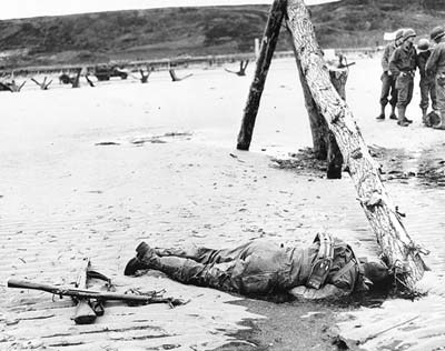 6.6.1944 Strand Omaha
                            Nachmittag, toter "US"-Soldat an
                            Strandhindernis