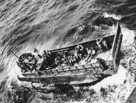 6.6.1944 Nachmittag, Verwundete
                              werden aus der Schlachtzone gefahren