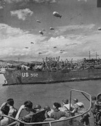 Strand Omaha, Versorgungsschiff
                              wartet auf Ebbe zum Ausladen, Juni 1944