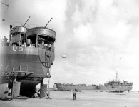 Strand Omaha, Versorgungsschiffe auf
                              Sand bei Ebbe 12.6.1944