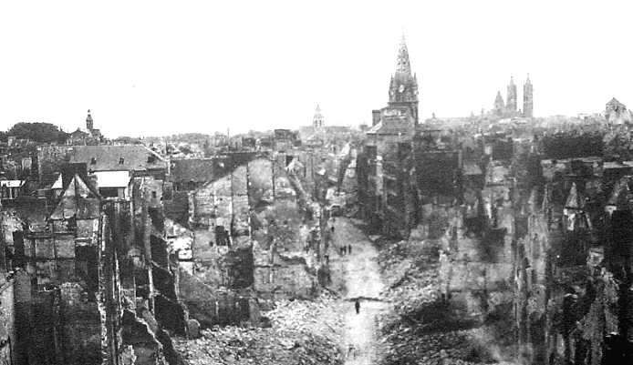 Ende Juli 1944 Ca�n in Ruinen
                    kaputtgebombt