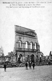 Béthune in Ruinen, Grosser Platz
("Grand-Place") 1944 ca. Béthune
in Ruinen, Grosser Platz ("Grand-Place")
1944 ca.