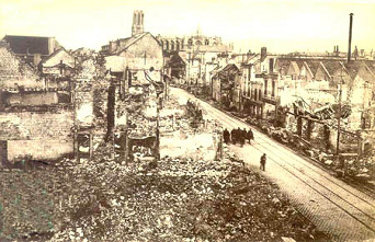Reims in Ruinen,
Gambettastrasse und Kathedrale 1919 Reims in Ruinen, Gambettastrasse und
Kathedrale 1919