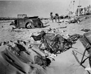 Dnkirchen, Autowrack und Leiche am
                        Sandstrand Juni 1940