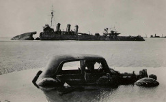 Dnkirchen, Autowrack im Wasser,
                        Zerst½rer Adroit zerst½rt, Juni 1940
