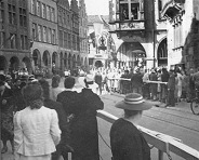 Münster,
Radioansprache mit der Verk�ndigung des
Paris-Einmarsches, 14.6.1940, 13 Uhr Mïünster, Radioansprache mit der Verk�ndigung des
Paris-Einmarsches, 14.6.1940, 13 Uhr