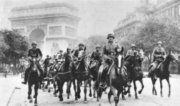 Paris, Parade 14.6.1940,
NS-Reiterei mit Triumphbogen Paris, Parade 14.6.1940, NS-Reiterei mit
Triumphbogen