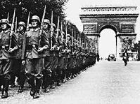 Paris, Parade 14.6.1940,
NS-Infanterie mit Triumphbogen Paris, Parade 14.6.1940, NS-Infanterie mit
Triumphbogen