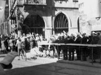 Münster,
öffentliches Deutschlandlied mit Hitlergruss,
17.6.1940 Münster, öffentliches Deutschlandlied mit
Hitlergruss, 17.6.1940