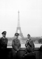 Paris,
                                          Speer, Hitler und Breker
                                          posieren vor dem Eiffelturm,
                                          28.6.1940