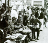 Paris,
deutsche Soldaten im Strassencafé, Sommer
1940 Paris, deutsche Soldaten im
Strassencafé, Sommer 1940