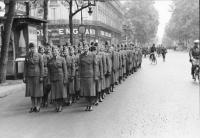Paris,
Nachrichtenhelferinnen stehen stramm, August
1940 Paris, Nachrichtenhelferinnen stehen
stramm, August 1940
