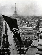Paris, die Hakenkreuzfahne
hängt am Triumphbogen, 29.8.1940 Paris,
die Hakenkreuzfahne hängt am Triumphbogen,
29.8.1940