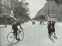 Paris, Velo auf
Boulevard ohne Autos, Sommer 1940 Paris, Velo auf Boulevard ohne Autos,
Sommer 1940