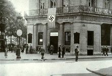 Paris, Hakenkreuzfahne an requiriertem
                          Haus 1940-1944