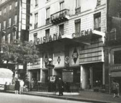 Paris, Kino "Parisiana" mit
                          Hakenkreuzfahne