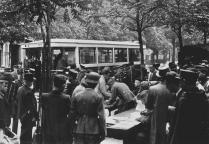 Paris massenverhaftung von
                          Juden mit Bus 20.8.1941