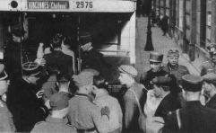 Paris Antisemitismus: Massenverhaftung und
                        Abtransport von Juden mit dem Bus August 1941