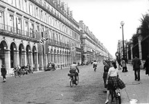 Paris, das Hauptquartier (HQ) der SS mit
                Hakenkreuzfahne 1942