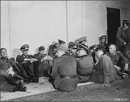 Paris, gefangene hohe
NS-Offiziere 26.8.1944 Paris, gefangene hohe NS-Offiziere
26.8.1944