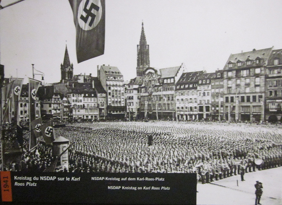 Conseil
                rgional nazi sur la place Roos (franais: Place
                Klber)