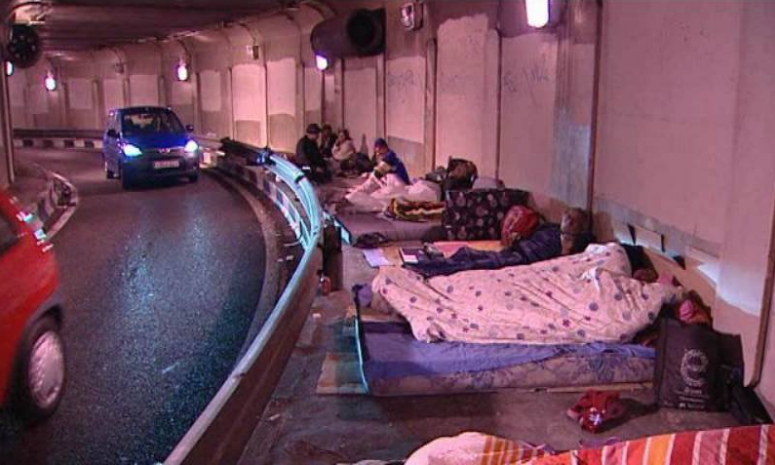 Madrid, Obdachlose schlafen in
Autobahntunnel M30 Madrid, Obdachlose schlafen in Autobahntunnel
M30