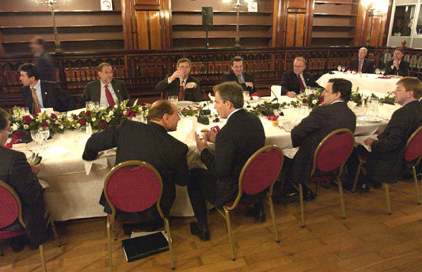 EU-Parlamentarier leben in Saus
und Braus, 26.10.2013 EU-Parlamentarier leben in Saus und Braus,
26.10.2013