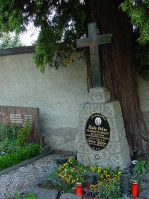 Tombstone of Alois Schickelgruber and
                              Klara Poelzl in Leonding (01)